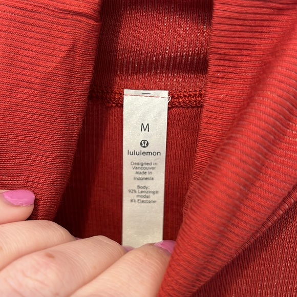 Sz M Lululemon Full Day Ahead turtle neck - Picture 3 of 3